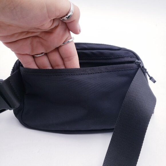 Lululemon Everywhere Women's Belt Bag Black 1 Liter - Picture 4 of 8